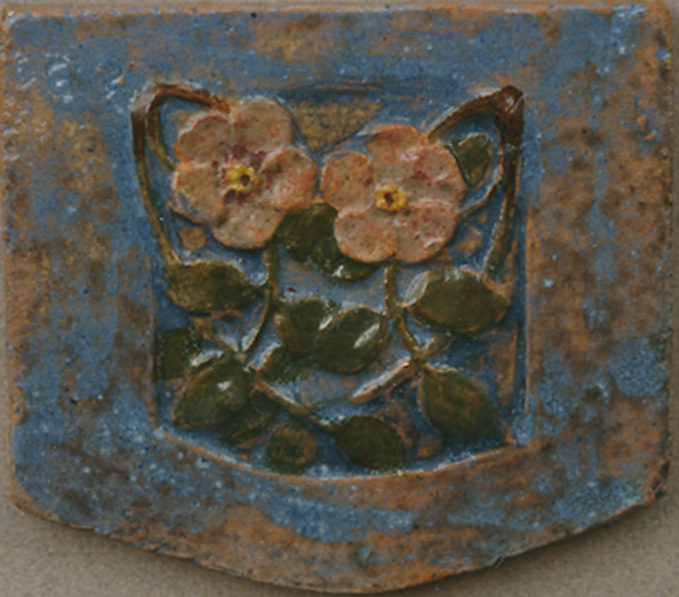 Plaque avec une fleur