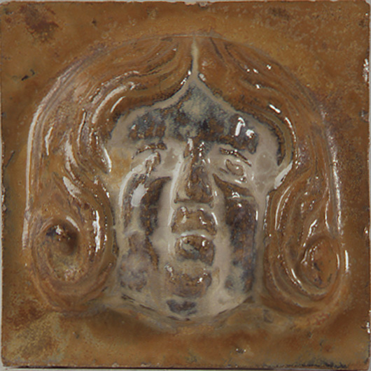 Plaque d'ornement représentant une tête de femme