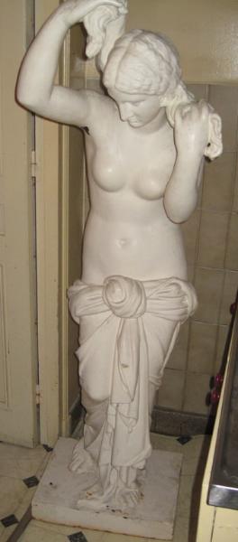 Statue de femme à sa toilette