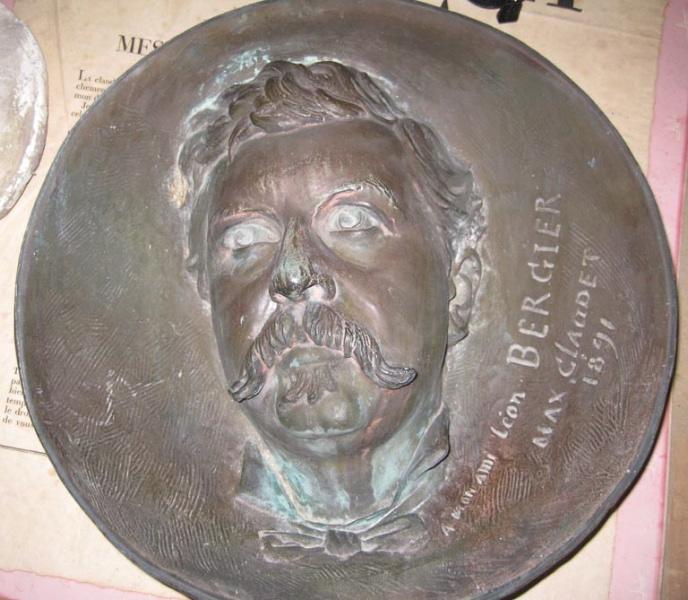 Médaillon : portrait de Léon Bergier