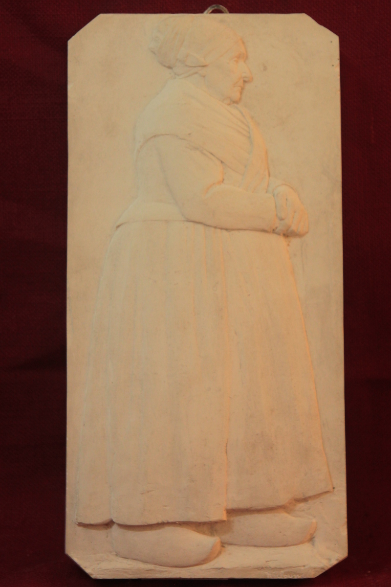 Femme du cortège ; Paysanne debout