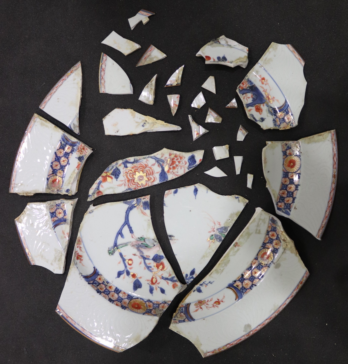 Service d'un plat et de neuf assiettes creuses