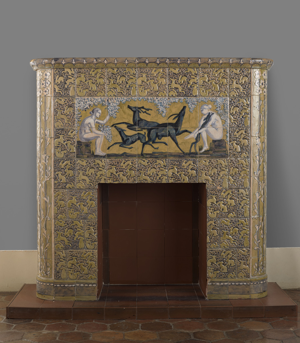 Cheminée décorative ; Cheminée, le linteau à décor central représente des nymphes jouant avec des cerfs et des biches dans un entourage de carreaux à décor en bas-reliefs de lapins jouant