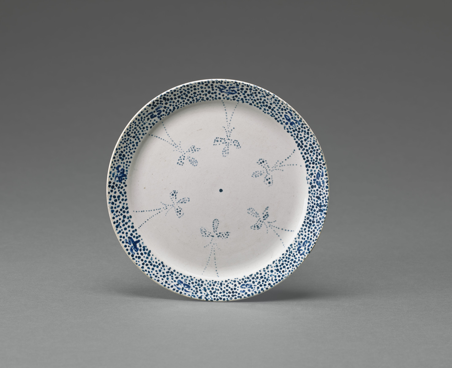 Assiette plate à motif de rubans et pointillé bleu foncé