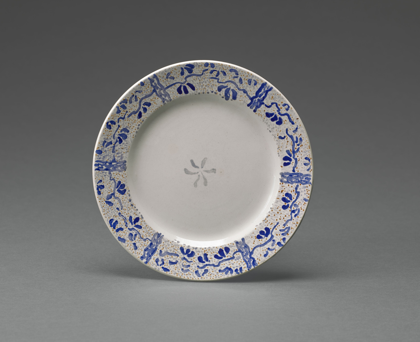 Assiette plate à motifs de feuilles et troncs de marronniers