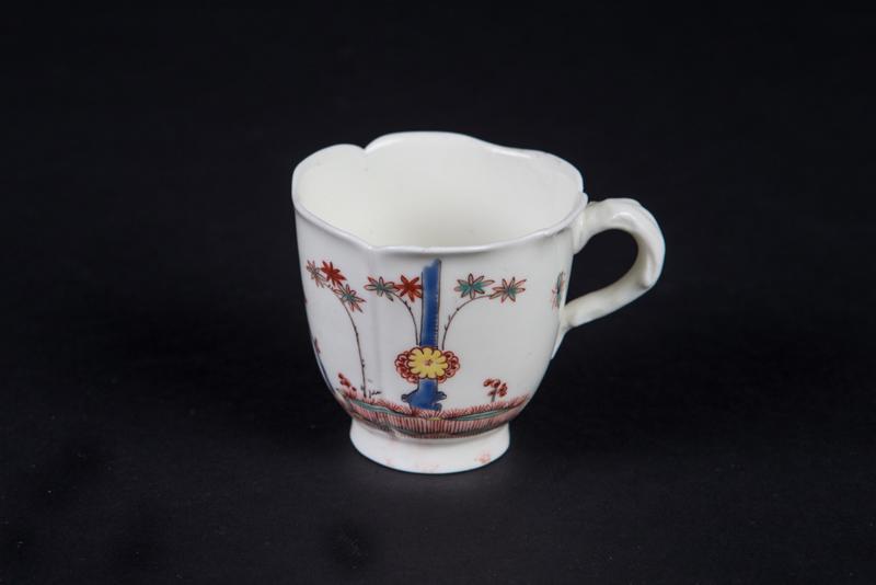 Tasse trembleuse, décor kakiemon à la tige de bambou