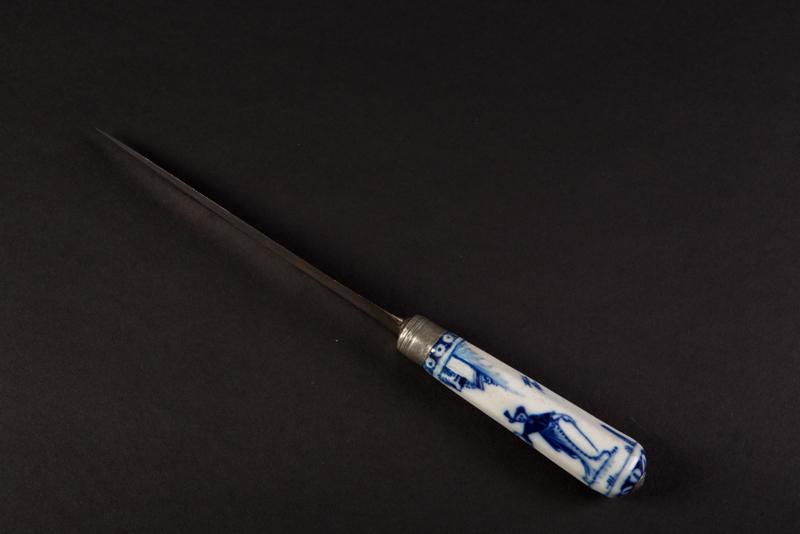 Couteau, manche à facettes, décor à personnages : couple à l'ombrelle et à la canne broderie en camaïeu bleu