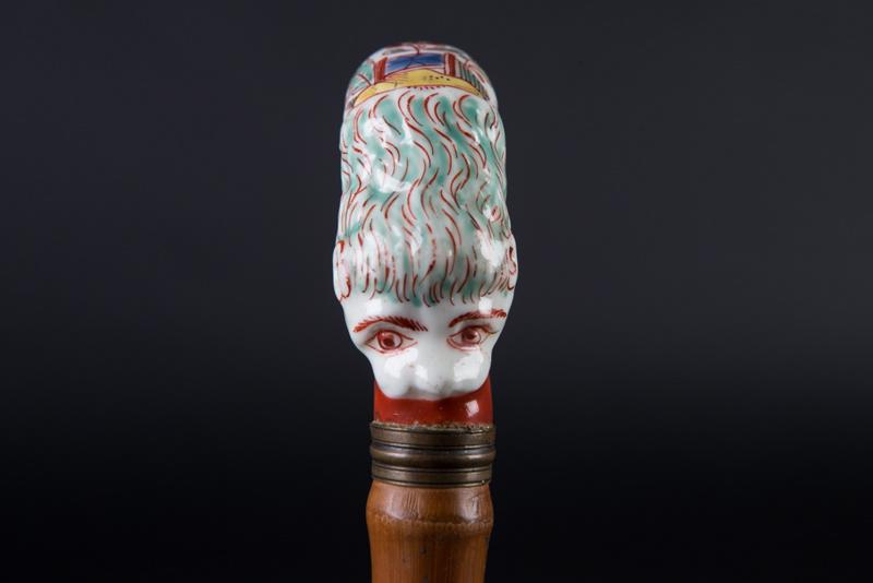 Canne en jonc avec bec de corbin à tête de lion, polychrome