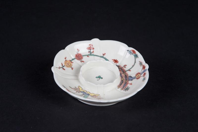 Soucoupe, décor kakiemon à la tige de bambou