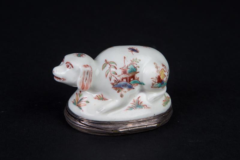 Boîte en forme de chien, chinoiseries polychromes, monture en argent