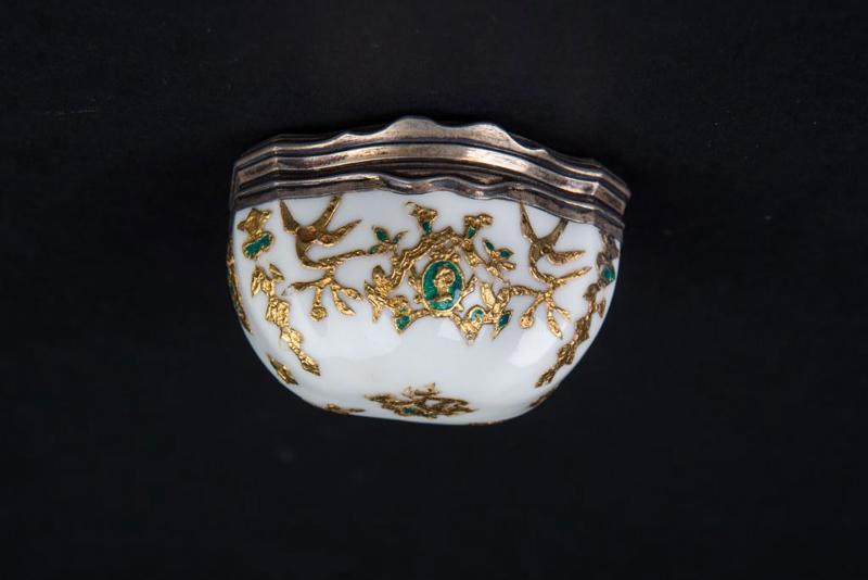 Boîte chantournée, décor à or et rehaut d'émail vert, monture en argent