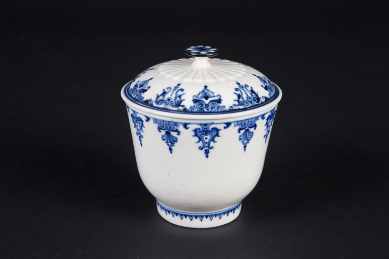 Pot à sucre, broderies en camaïeu bleu