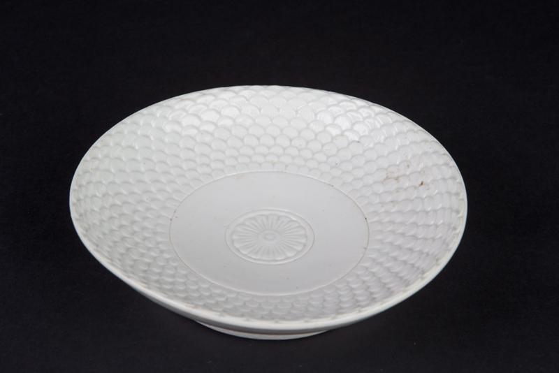 Présentoir d’écuelle à bouillon, en blanc, à décor d’écailles concentriques