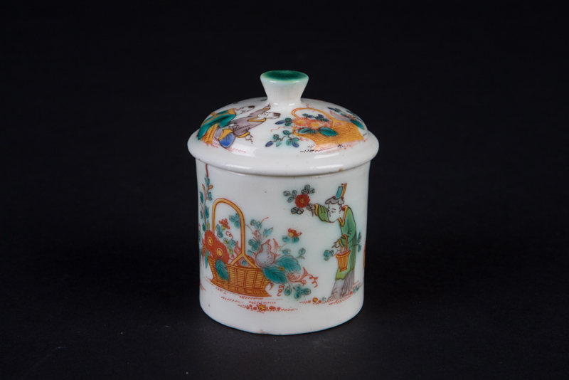 Pot à fard, chinoiseries polychromes à figures