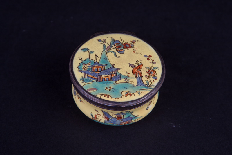 Boîte circulaire à fond jaune, chinoiseries polychromes, monture en argent