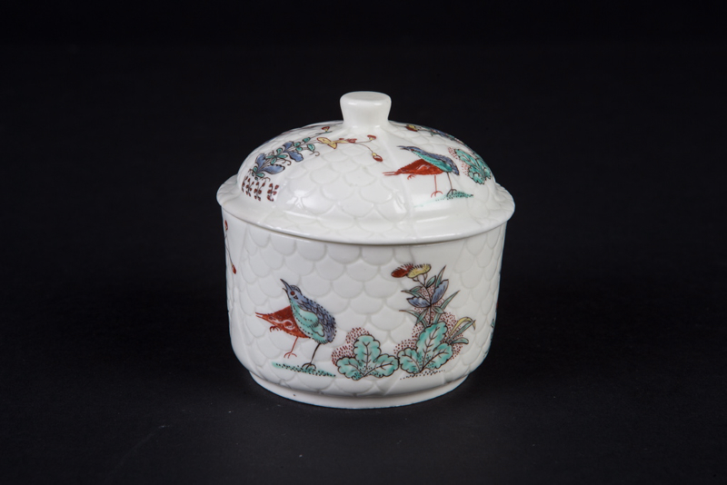 Pot à sucre, imbrications en relief et décor polychrome de style Kakiemon