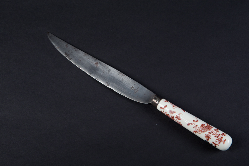 Couteau, manche cylindrique, décor floral en rouge de fer et rehauts d’or