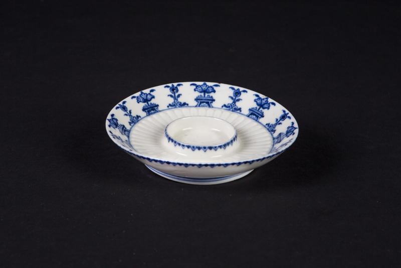 Soucoupe, frise de motifs floraux détachés à camaïeu bleu