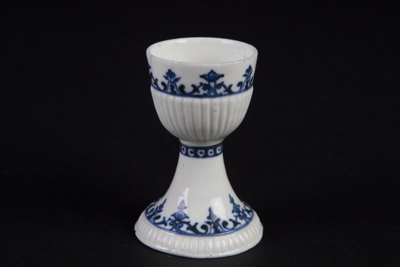 Coquetier, broderies en camaïeu bleu