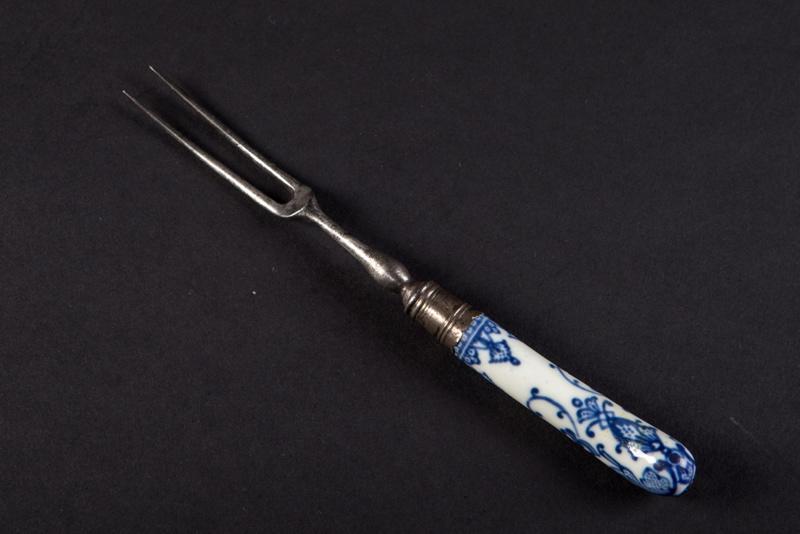 Fourchette à deux dents, manches en crosse, broderies en camaïeu bleu