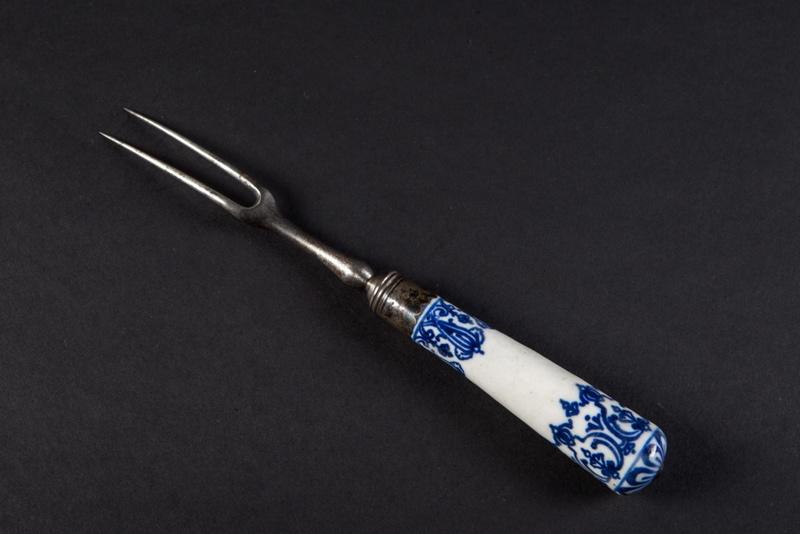 Fourchette à deux dents, manche cylindrique, broderies en camaïeu bleu