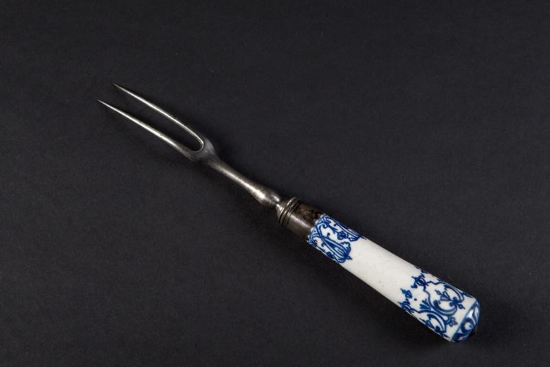 Fourchette à deux dents, manche cylindrique, broderies en camaïeu bleu