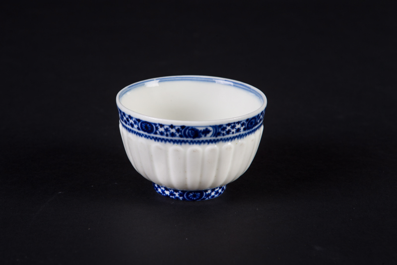 Tasse-gobelet, godrons en relief, galons quadrillés en camaïeu bleu