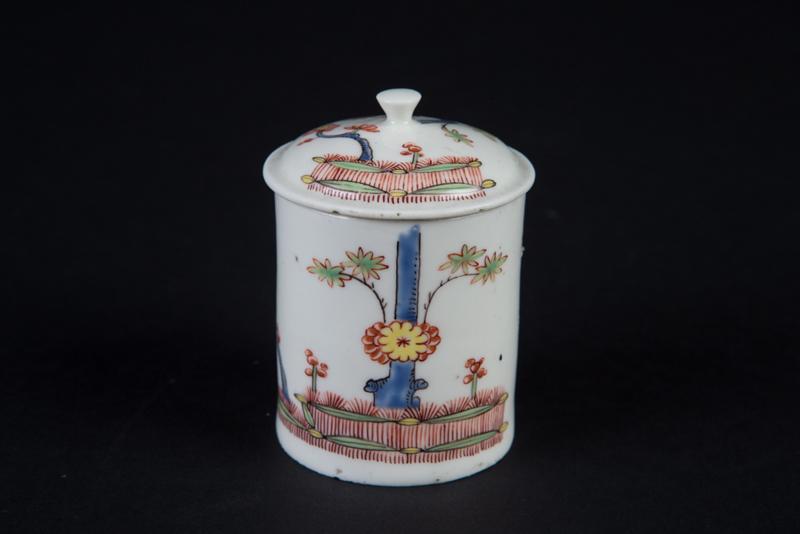 Pot de toilette, décor polychrome Kakiemon à la haie et au bambou