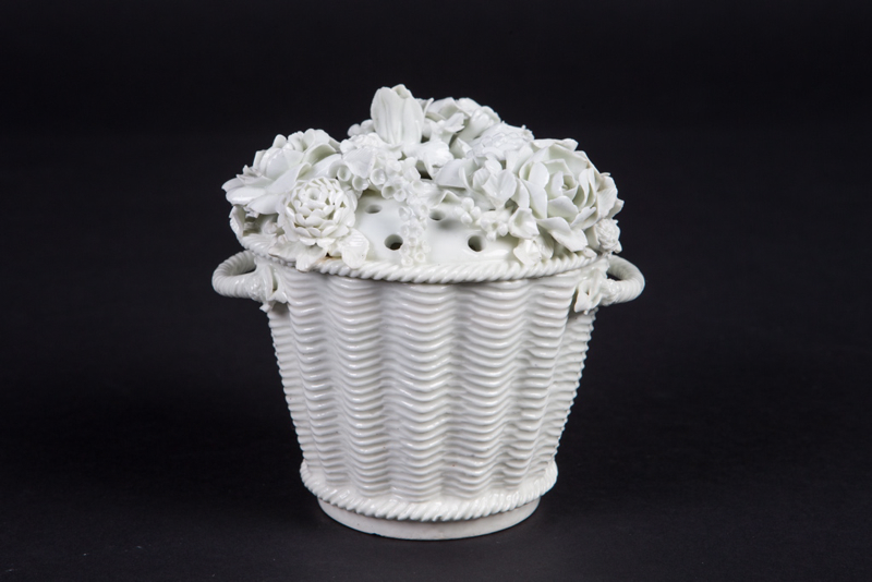 Pot-pourri couvert en forme de panier