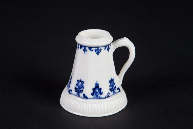 Bougeoir à main, à godrons et frises de broderies en camaïeu bleu