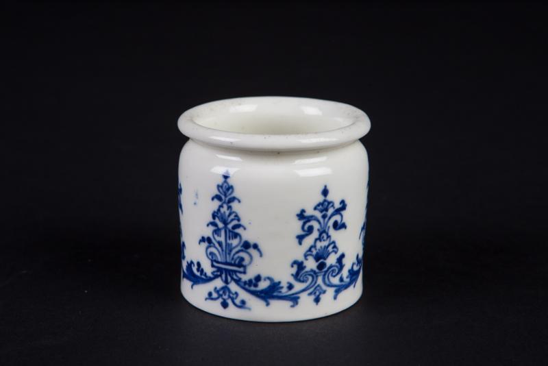 Petit pot à onguent, broderies à la fleur de lys en camaïeu bleu