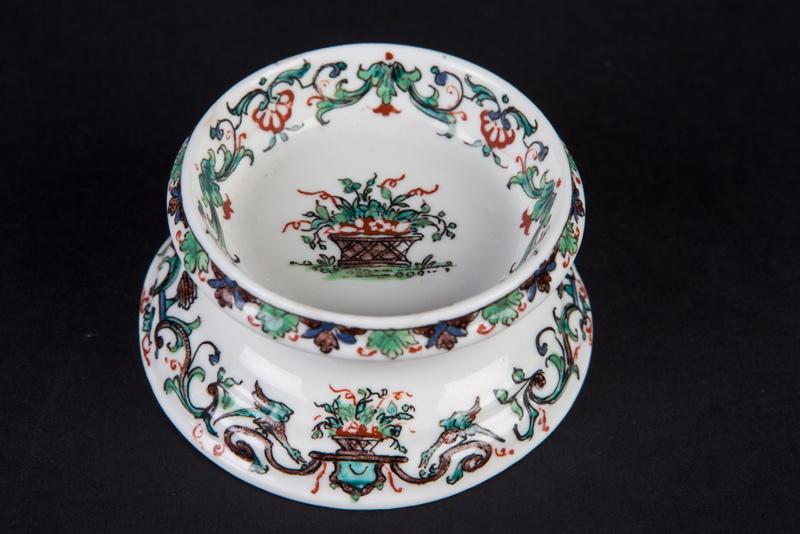 Salière circulaire, broderies polychromes