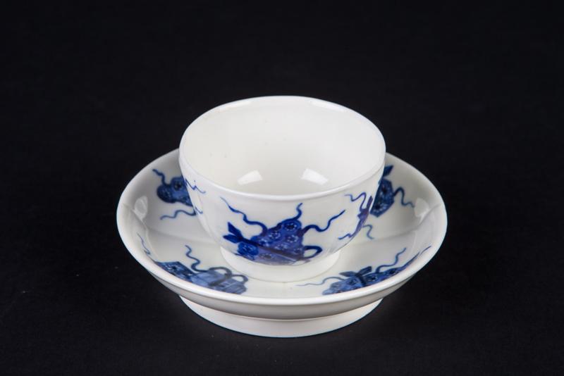 Bol de cabaret et sa soucoupe, décor « à l'échantillon » en camaïeu bleu