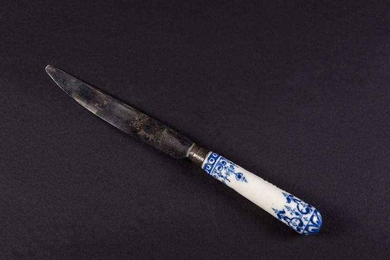 Couteau, manche cylindrique, broderies camaïeu bleu