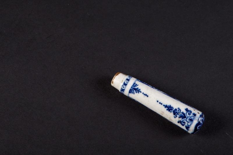 Manche de couvert cylindrique, broderies camaïeu bleu