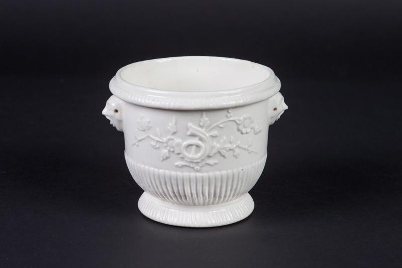 Seau à verre en blanc décor sur rocher percé et à paysage, en relief, mascarons tirant la langue