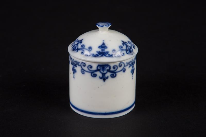 Pot à fard, broderies en camaïeu bleu