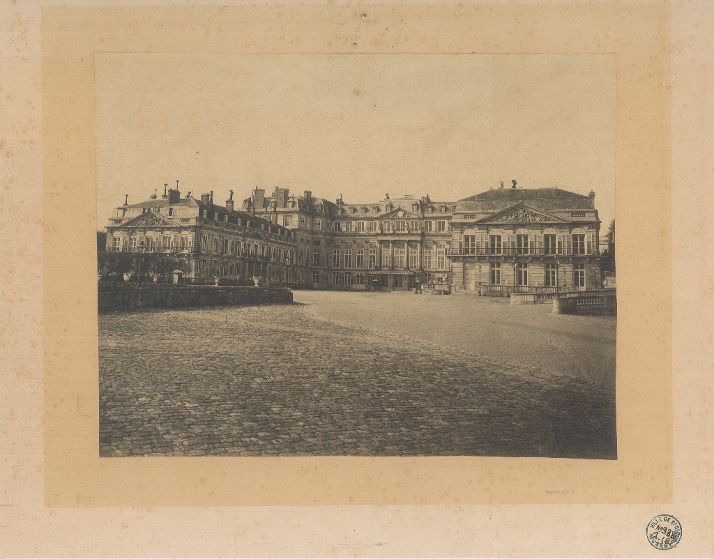 [Façade du château ; côté cour d'honneur]