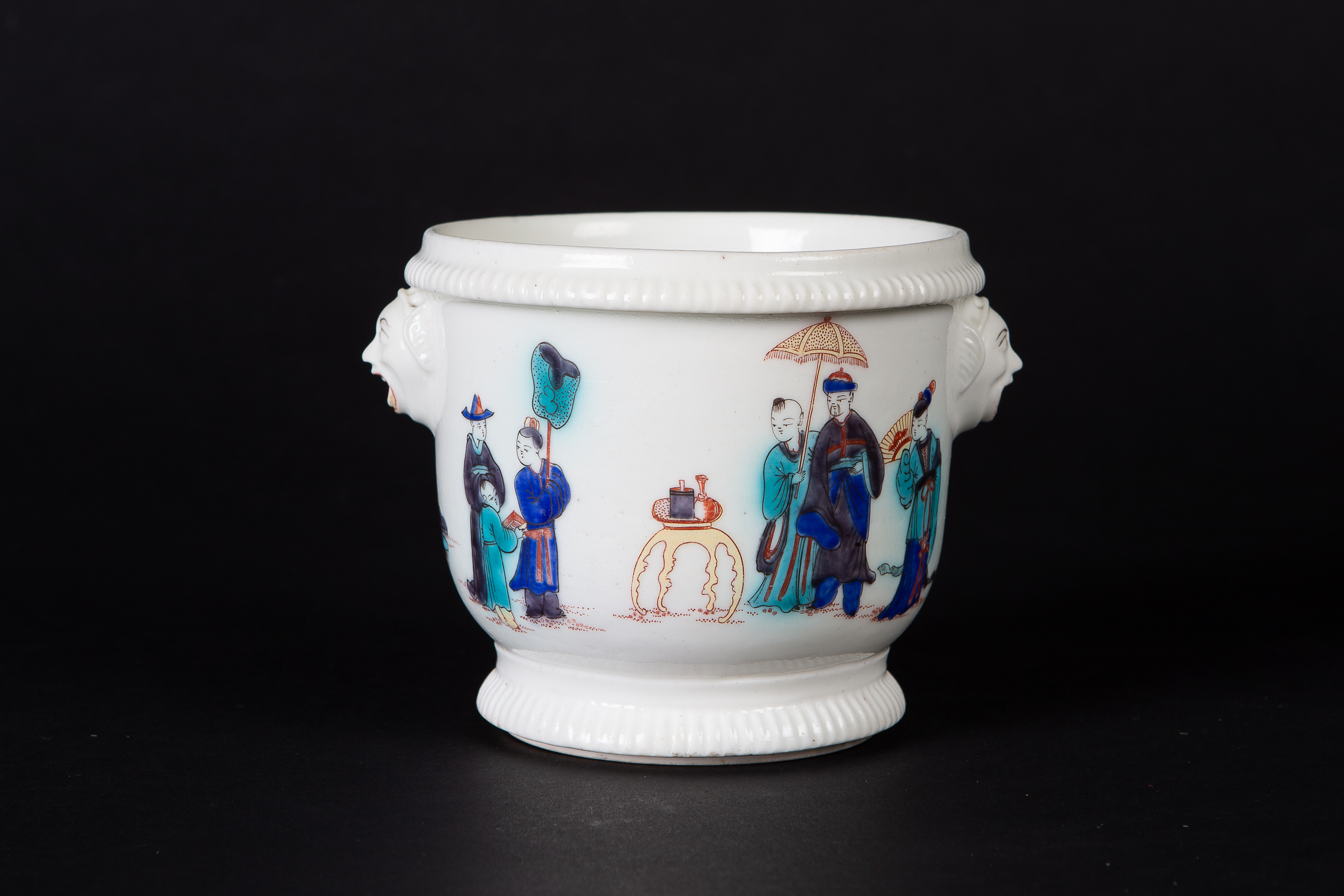 Seau à verre ou à topette, en porcelaine tendre de Saint-Cloud à décor polychrome de figures chinoises et pagodes. Godrons sur les bords, prises latérales en forme de visage chinois