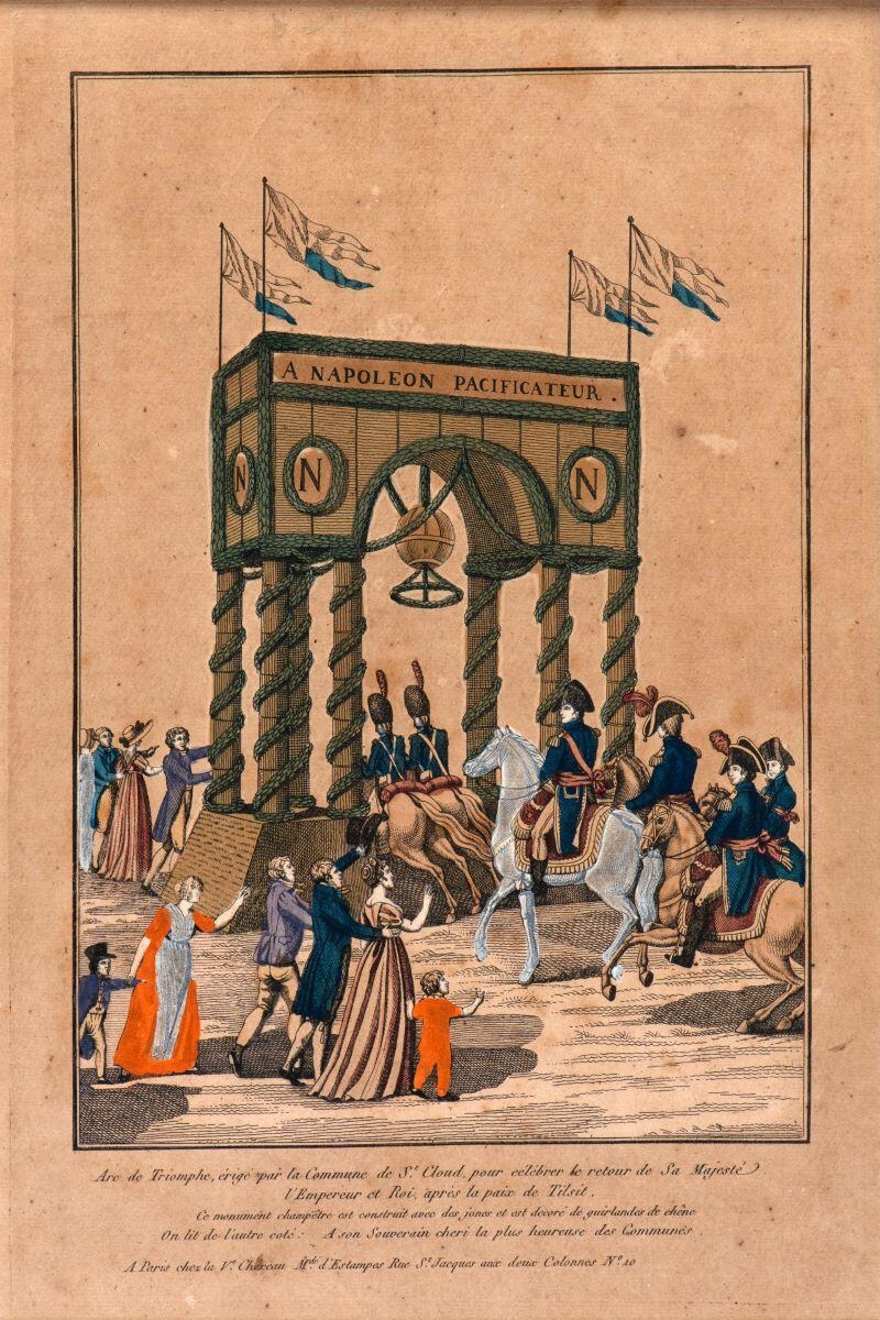 Arc de Triomphe, érigé par la Commune de St Cloud, pour célébrer le retour de sa Majesté l'Empereur et Roi, après la paix de Tilsit. / Ce monument champêtre est construit avec des joncs et décoré de guirlandes de chêne.
