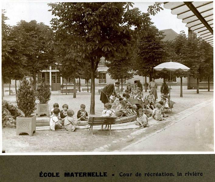 Ecole maternelle - Cour de récréation, la rivière