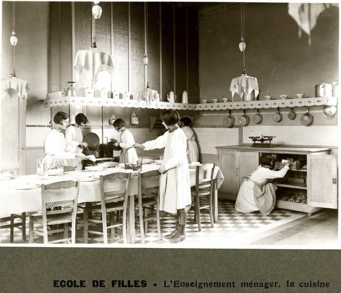 Ecole de filles  - l'Enseignement ménager, la cuisine