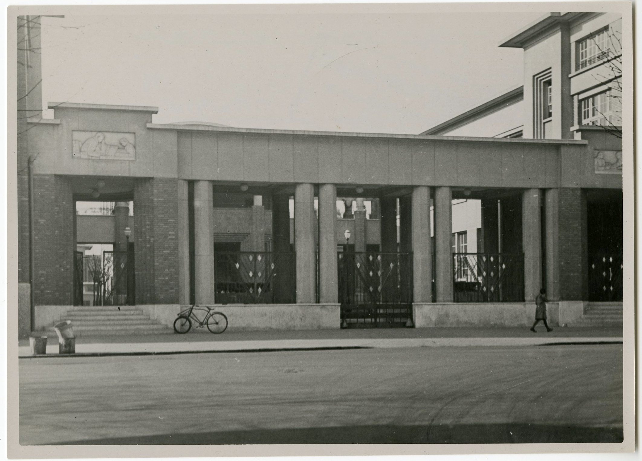 Groupe scolaire Aristide Briand - Le portail (Titre fictif)