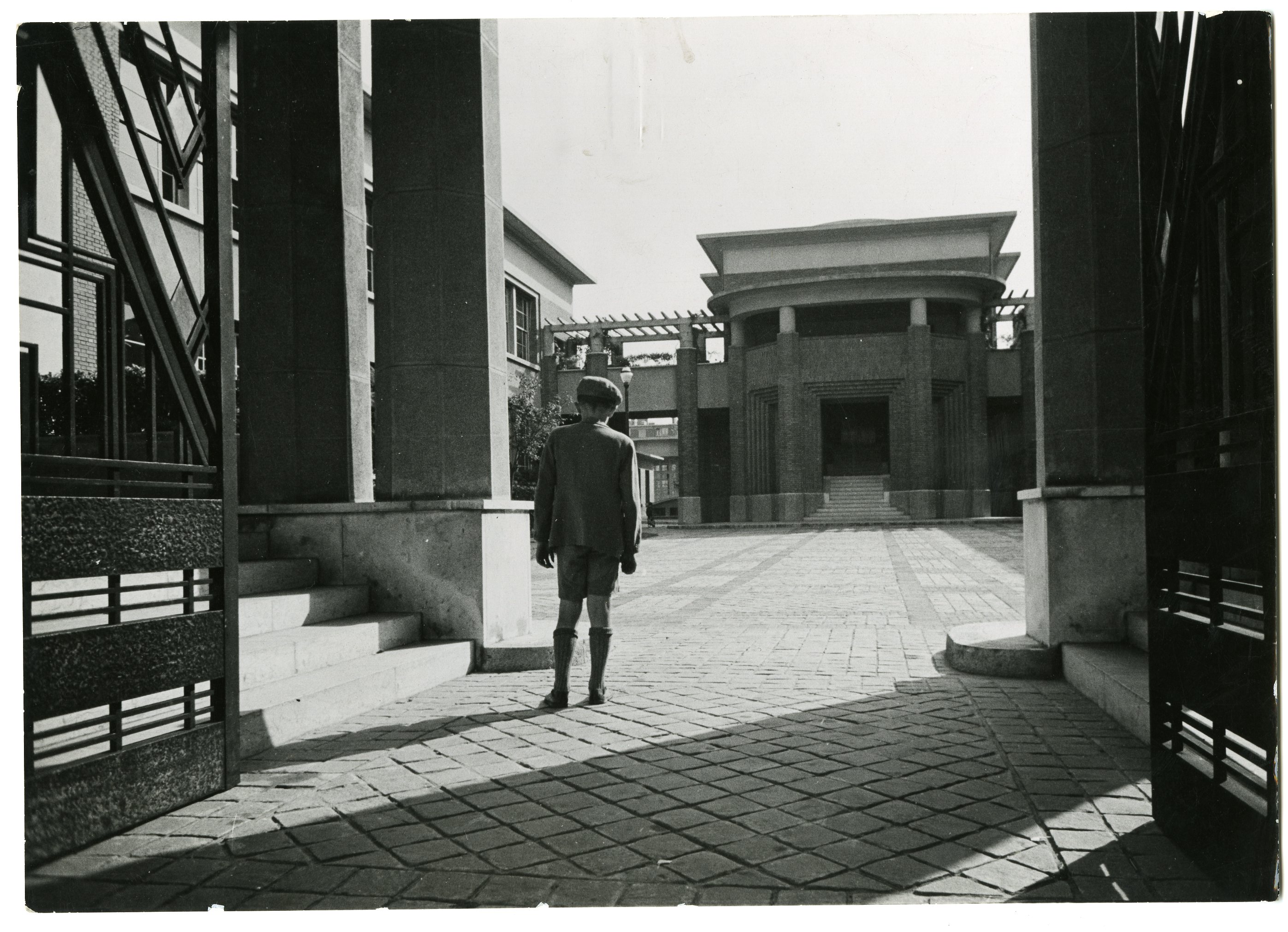 Groupe scolaire Aristide Briand - La bouche de lumière (Titre fictif)