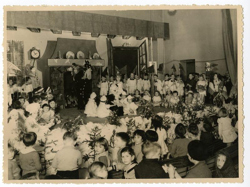 Fête scolaire - Représentation de Noël (Titre fictif)