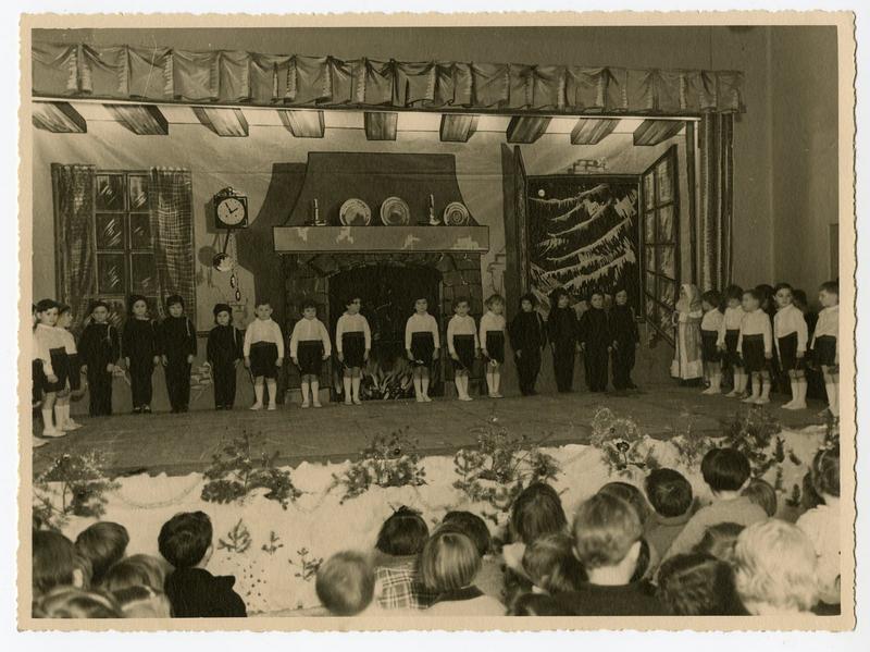 Fête scolaire - Représentation de Noël (Titre fictif)