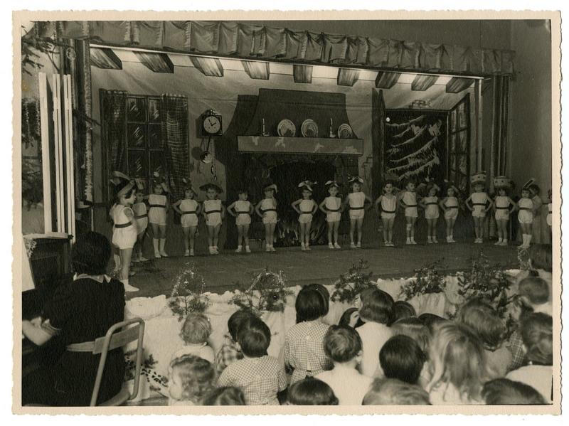 Fête scolaire - Représentation de Noël (Titre fictif)