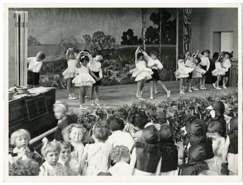 Fête scolaire - Ecole Vaillant Jaurés - La fête des Mères (Titre fictif)