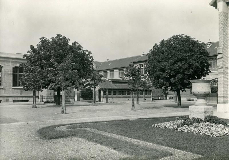 Ecole primaire Edouard Vaillant de la cité-jardins - Cour intérieure (Titre fictif)