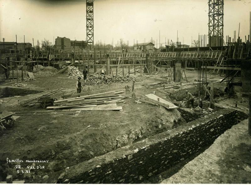 Vue de la cité-jardins en construction - Bâtiment des familles nombreuses (Titre fictif)